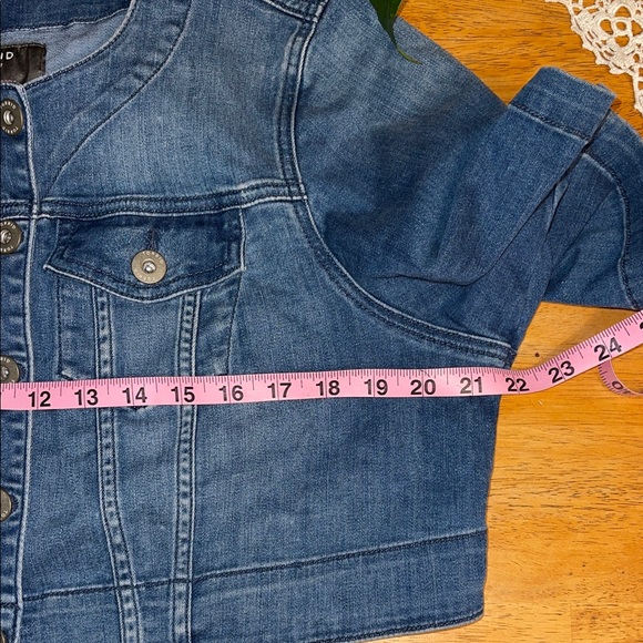 Torrid - cropped Blue Jean Jacket with buttons and stretch - Picture 4 of 7